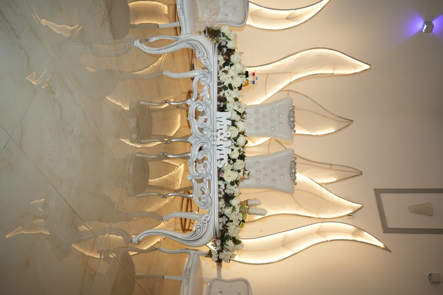Hochzeit im Wald, Brautpaar an einer langen Tafel vor der Waldhalle Büchen